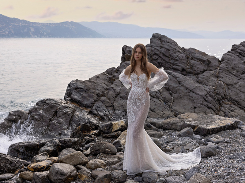In questa foto la modella indossa un abito da sposa a sirena con spacco Michela Ferriero