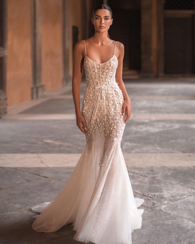 In questa foto la modella indossa un abito da sposa a sirena 2023 con fiori tridimensionali  Berta