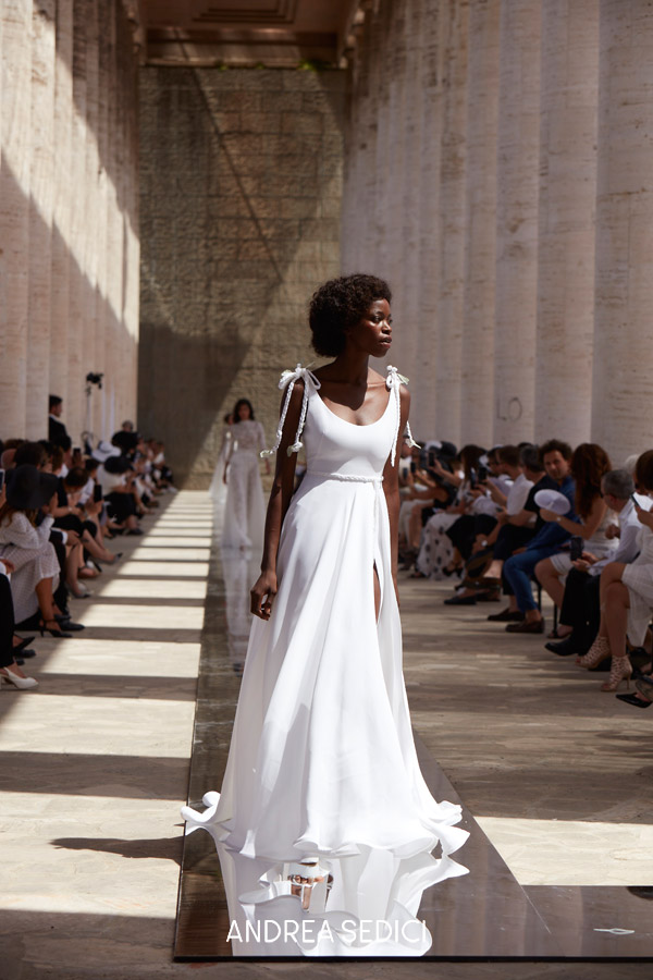 In questa foto la modella indossa un abito da sposa scivolato 2023 con fiocchi di Andrea Sedici