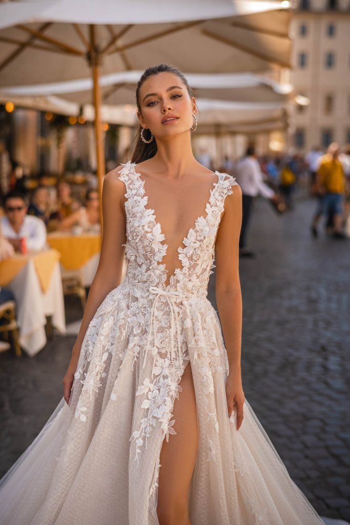 In questa foto la modella indossa un abito da sposa scivolato con scollo a V e fiori Berta 
