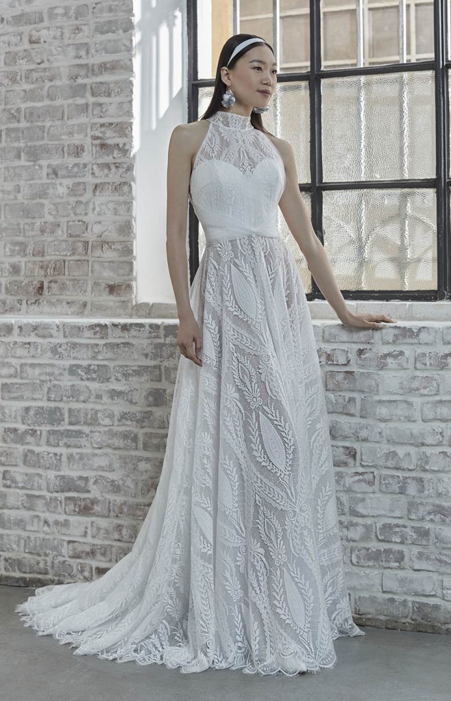 In questa foto la modella indossa un abito da sposa scivolato di pizzo Elisabetta Polignano