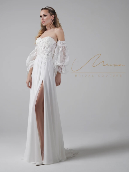 In questa foto la modella indossa un abito da sposa scivolato 2023 con maniche a palloncino Musa Bridal