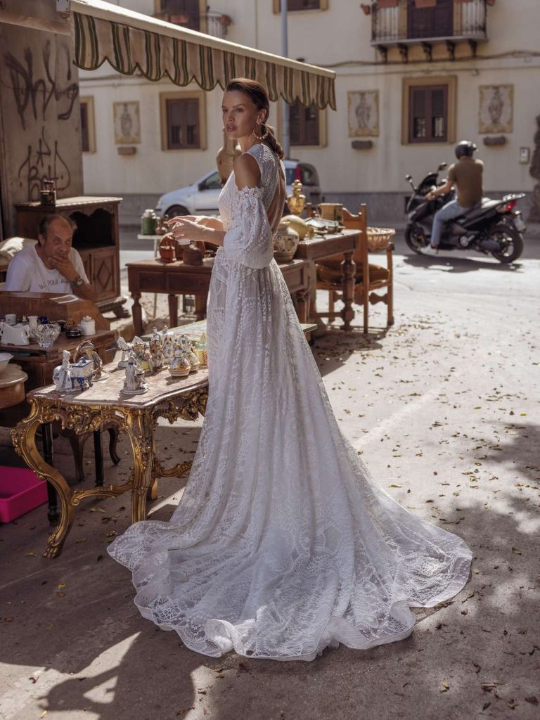 In questa foto la modella indossa un abito da sposa scivolato 2023 di pizzo Pinella Passaro