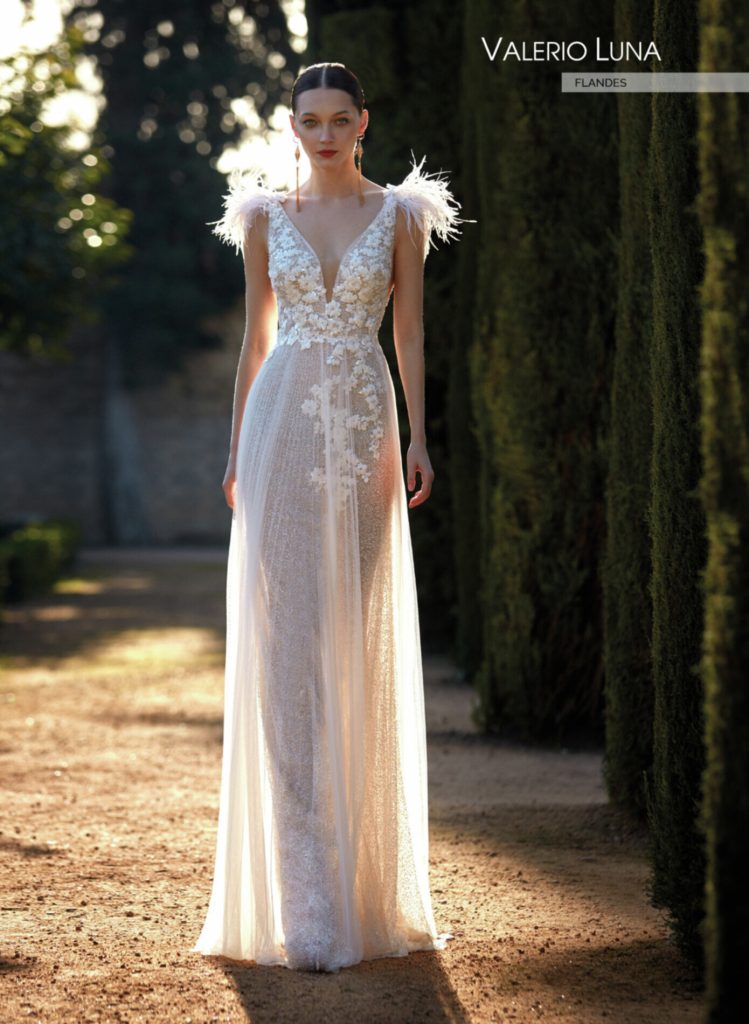 In questa foto la modella indossa un abito da sposa scivolato con fiori e piume Valerio Luna