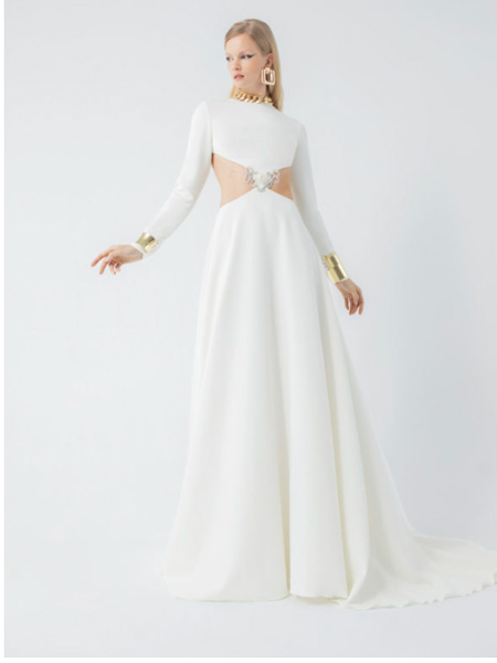 In questa foto la modella indossa un abito da sposa scivolato con maniche lunghe e dettaglio cut out Yolancirs 
