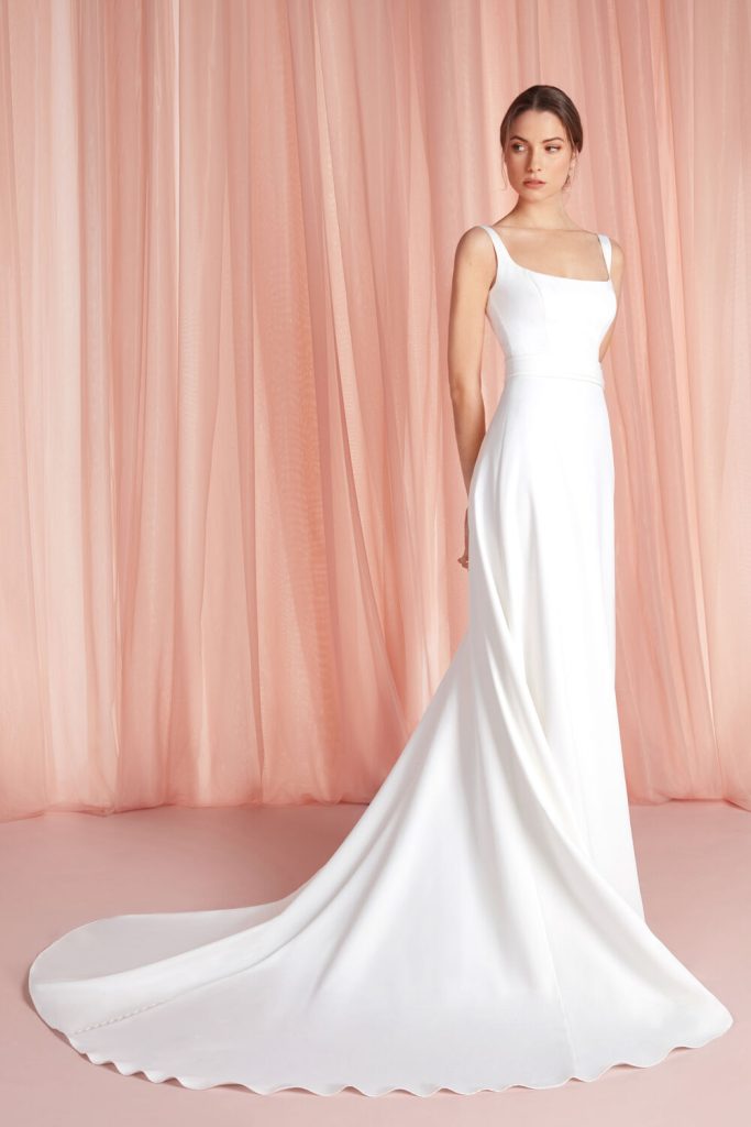 In questa foto la modella indossa un abito da sposa semplice 2023 con scollo quadrato Atelier Emè