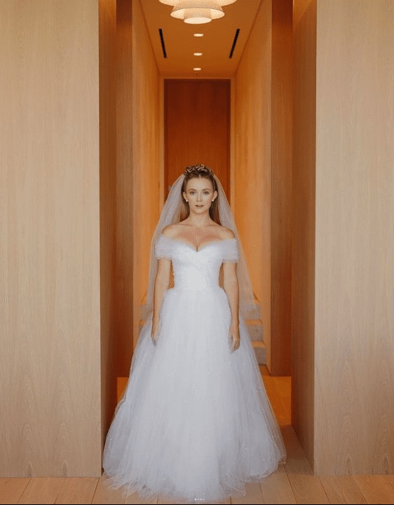In questa foto Billie Lourd con uno degli abiti da sposa vip più cercati del 2022