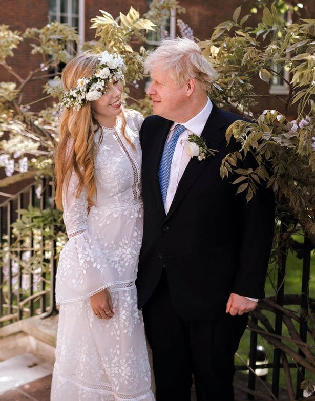 In questa foto Boris Johnson e Carrie Johnson si guardano felici nel giorno del loro matrimonio