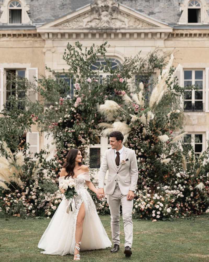 In questa foto Fern Maguire ed Harry Maguire si guardano felici mentre camminano su un prato nel giorno del loro matrimonio 