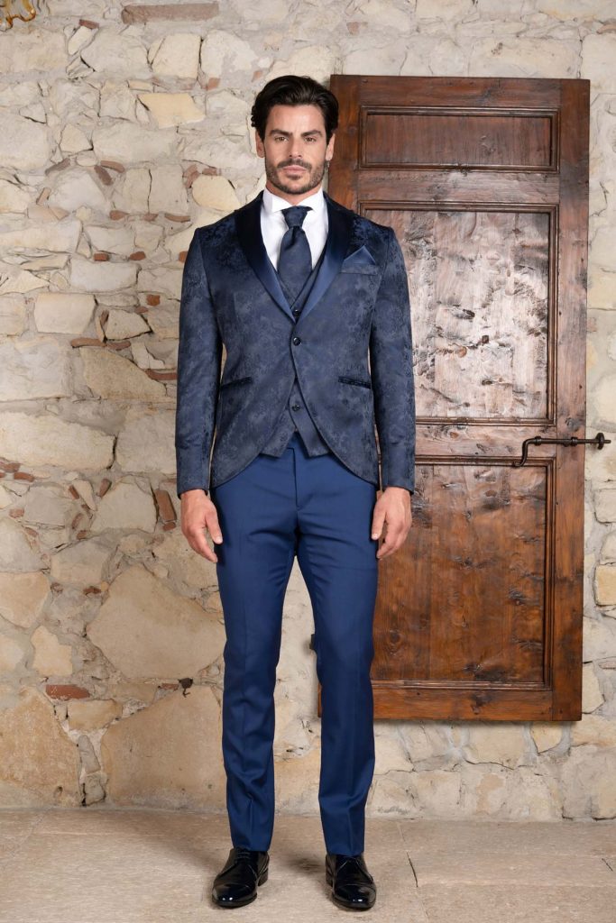 In questa immagine un modello blu damascato di Luigi Convertini che fa parte degli abiti da sposo 2023 più belli. 