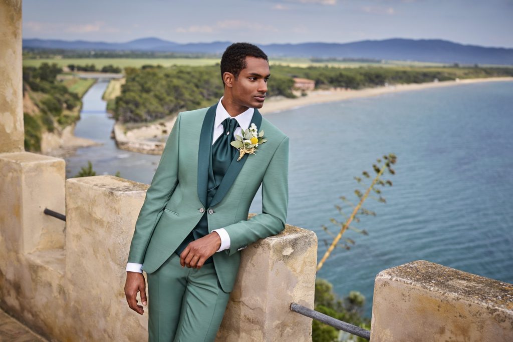 In questa immagine un abito verde chiaro con revers più scuri firmato Carlo Pignatelli for Pronovias