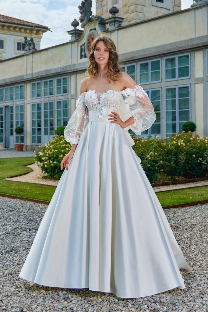 In questa foto la modella indossa un abito da sposa a principessa Stefano Blandaleone