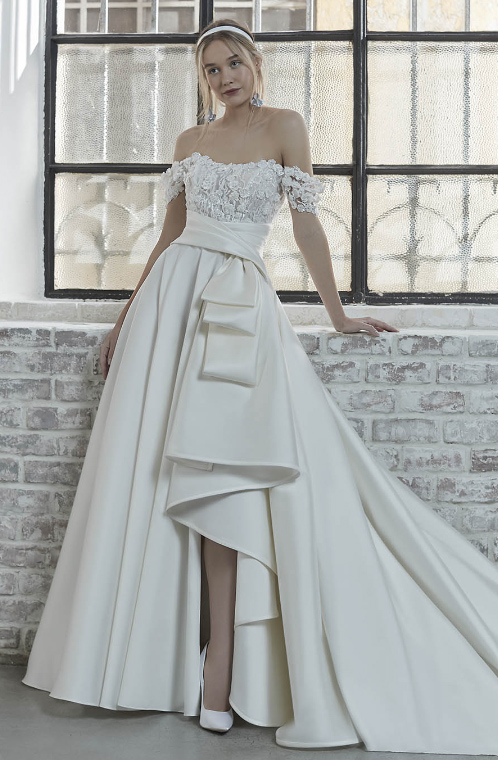 In questa foto la modella indossa un abito da sposa a principessa 2023 con gonna ampia e corsetto a fiori Elisabetta Polignano