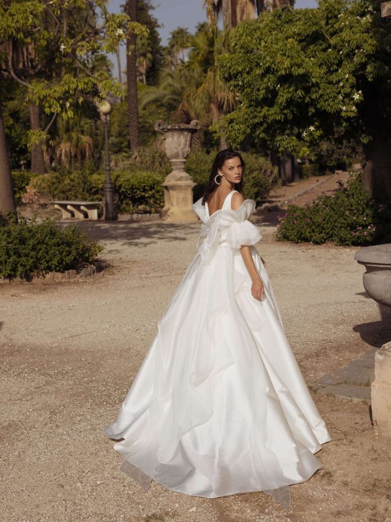 In questa foto la modella indossa un abito da sposa a principessa 2023 Pinella Passaro