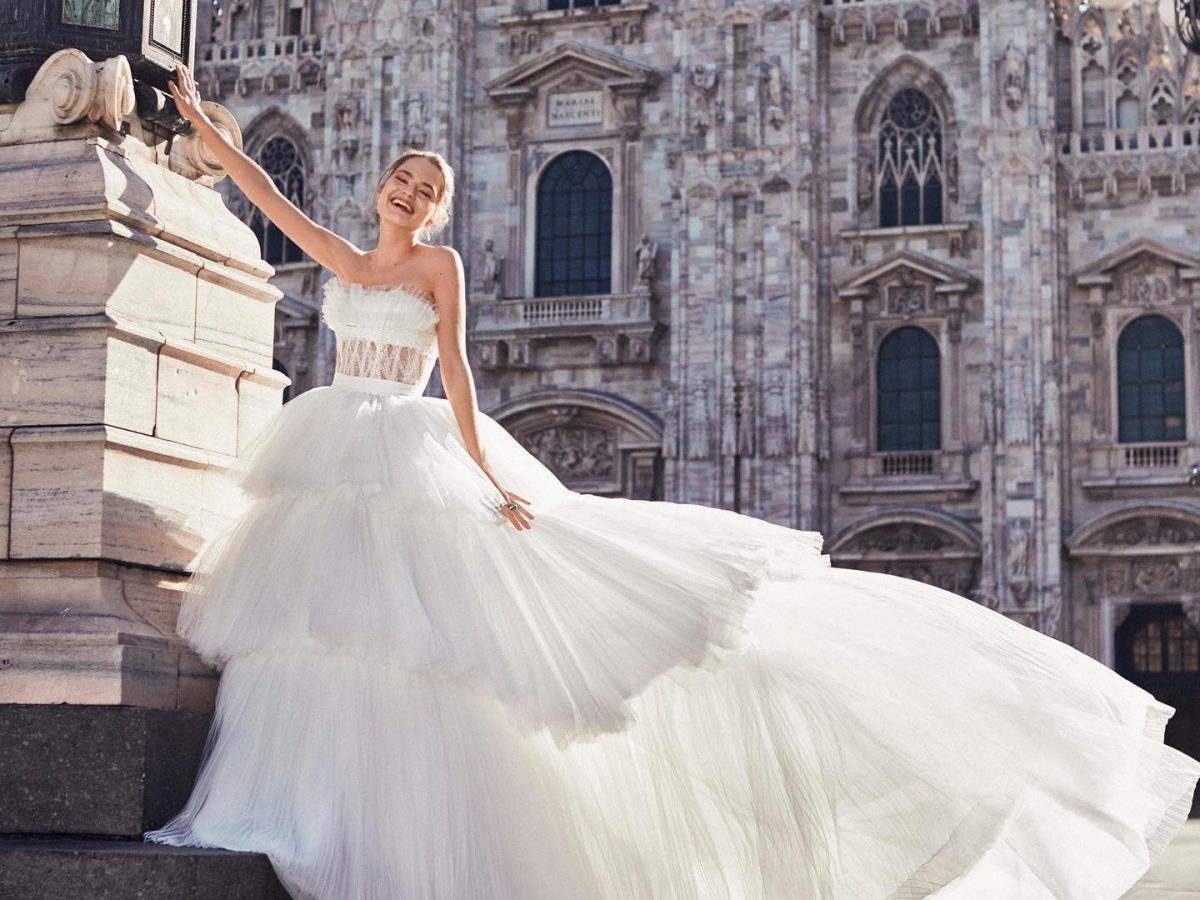 In questa foto la modella indossa un abito da sposa a principessa 2023 Atelier Emè