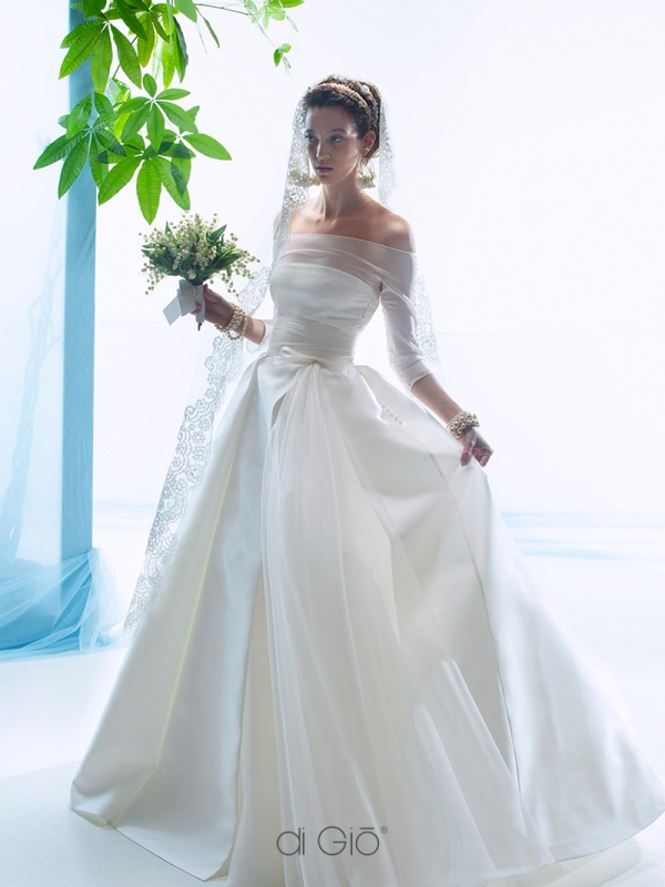 In questa foto la modella indossa un abito da sposa con gonna ampia Le Spose di Giò