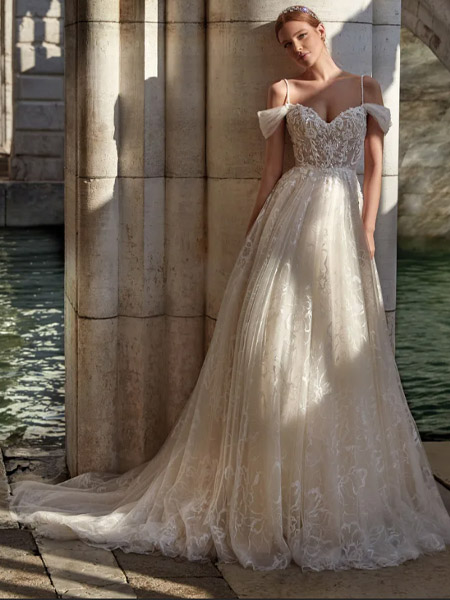 In questa foto la modella indossa un abito da sposa a principessa con corsetto e pizzo Nicole Milano