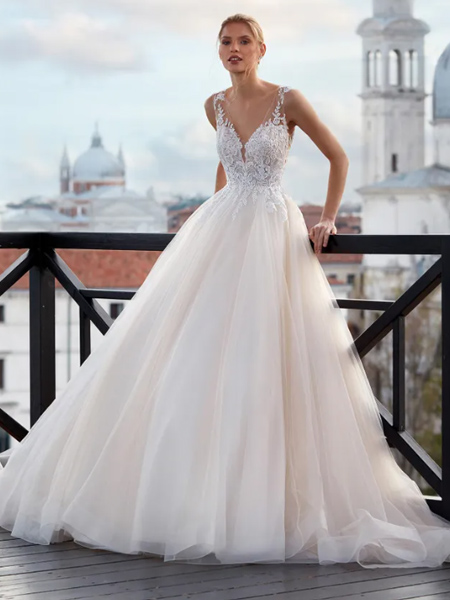 In questa foto la modella indossa un abito da sposa  con gonna di tulle e pizzo Nicole Milano