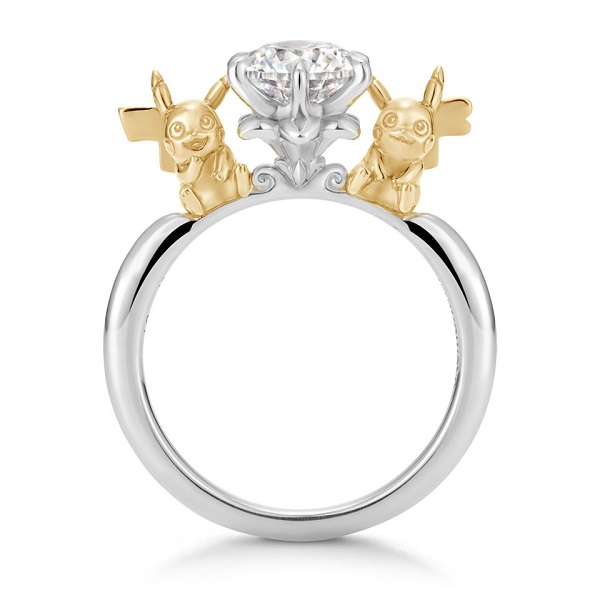 In questa forma un anello di fidanzamento in oro bianco, con diamante al centro. Ai lati due Pikachu color oro.