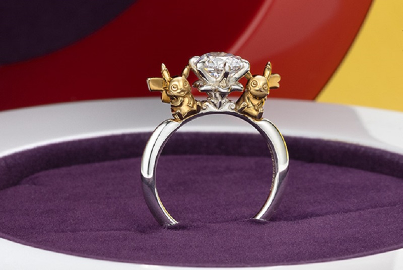 In questa foto l'anello di fidanzamento con Pikachu di U-Treasure.