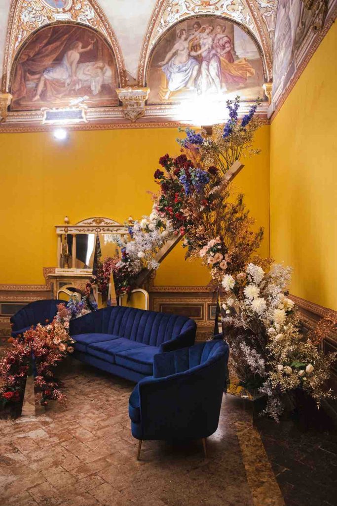 In questa foto il Photo Boot allestito a Villa Corsini: un allestimento floreale e dei divani in blu