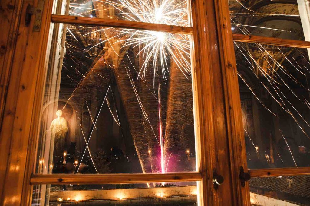 In questa foto un momento dei fuochi di artificio che hanno illuminato il cielo di villa Corsini durante il brindisi di Natale organizzato da Corsini.Events Group
