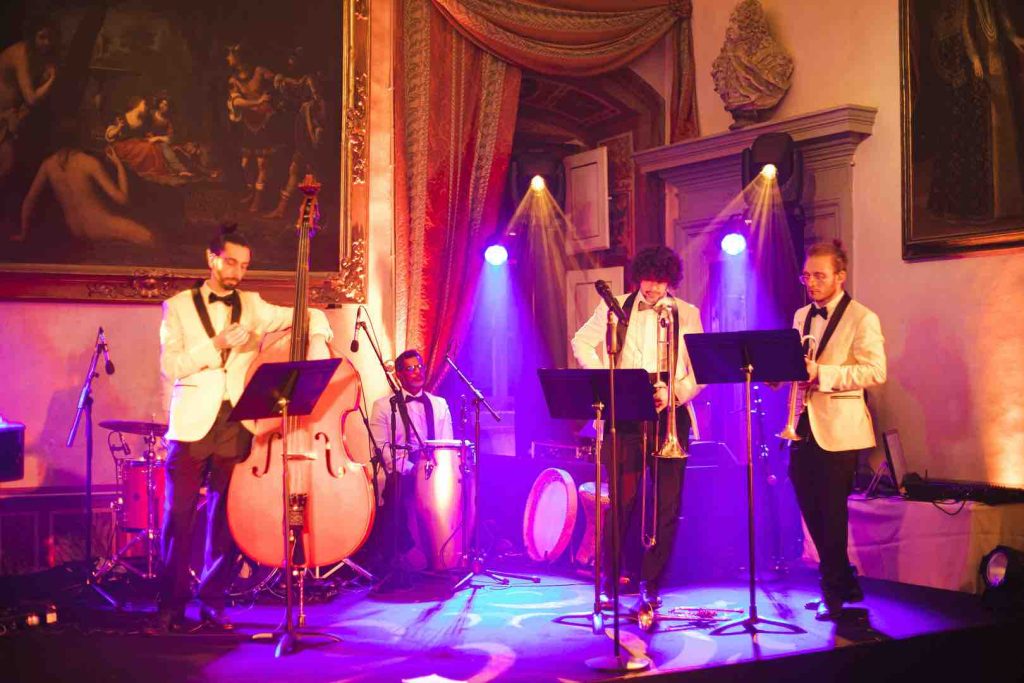 In questa foto musicisti si esibiscono in occasione del Brindisi di Natale a Villa Corsini. Fanno parte del team di Daisy's