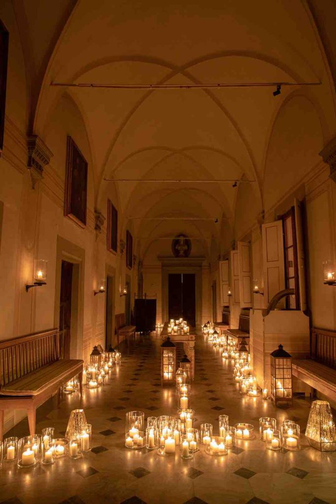 In questa foto, l'entrata di villa Corsini illuminata da decine di candele posizionate sul pavimento