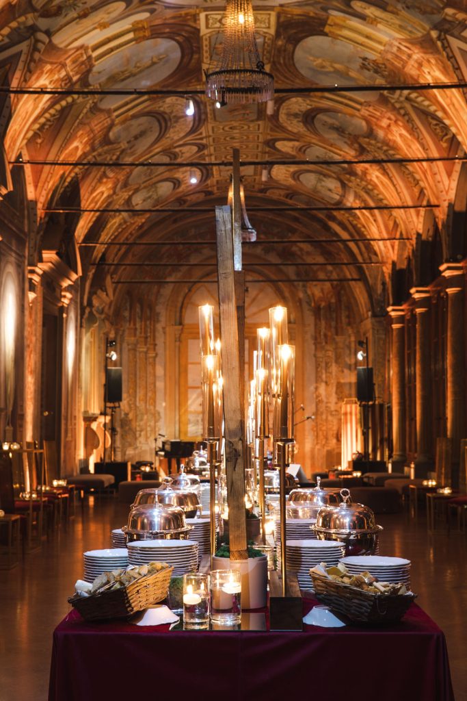 In questa foto una sala di Villa Corsini allestita per la cena e il brindisi di Natale