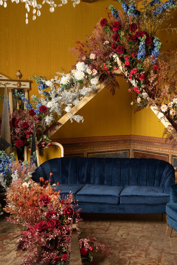 In questa foto l'angolo foto allestito con divano e fiori a Villa Corsini per il brindisi di Natale