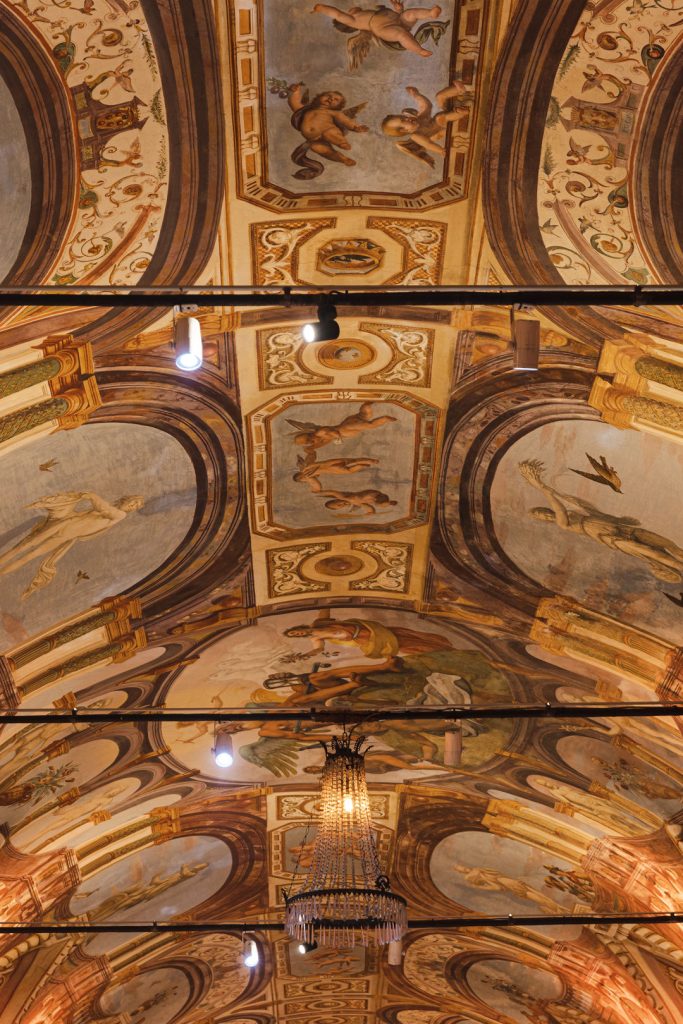 In questa foto i soffitti affrescati di Villa Corsini