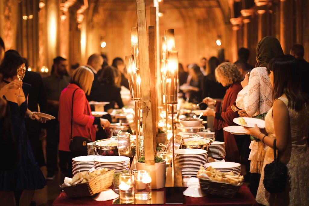 In questa foto gli ospiti del brindisi di Natale di Villa Corsini si servono al buffet