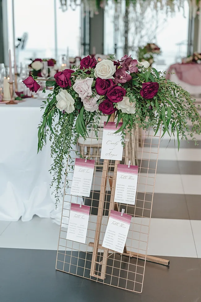 In questa foto un tableau de mariage con card e fiori nel colore del matrimonio 2023 Viva Magenta 