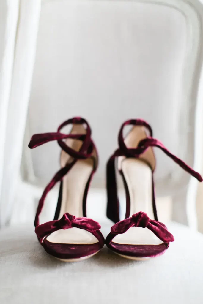 In questa foto un paio di sandali da sposa in velluto nel colore matrimonio 2023 Viva Magenta