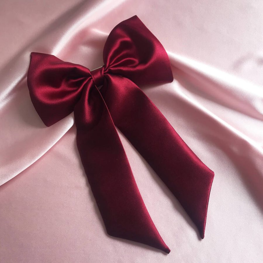 In questa foto un fiocco da sposa nel colore matrimonio 2023 Viva Magenta abbinati a boccioli di colore rosa
