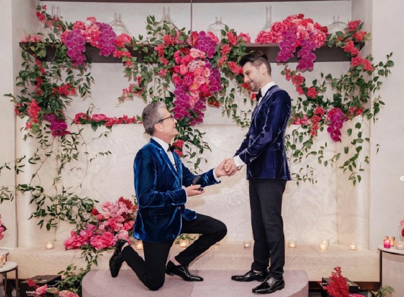 La foto mostra il momento del fidanzamento di Randy Fenoli, stilista e conduttore di "Abito da sposa cercasi"