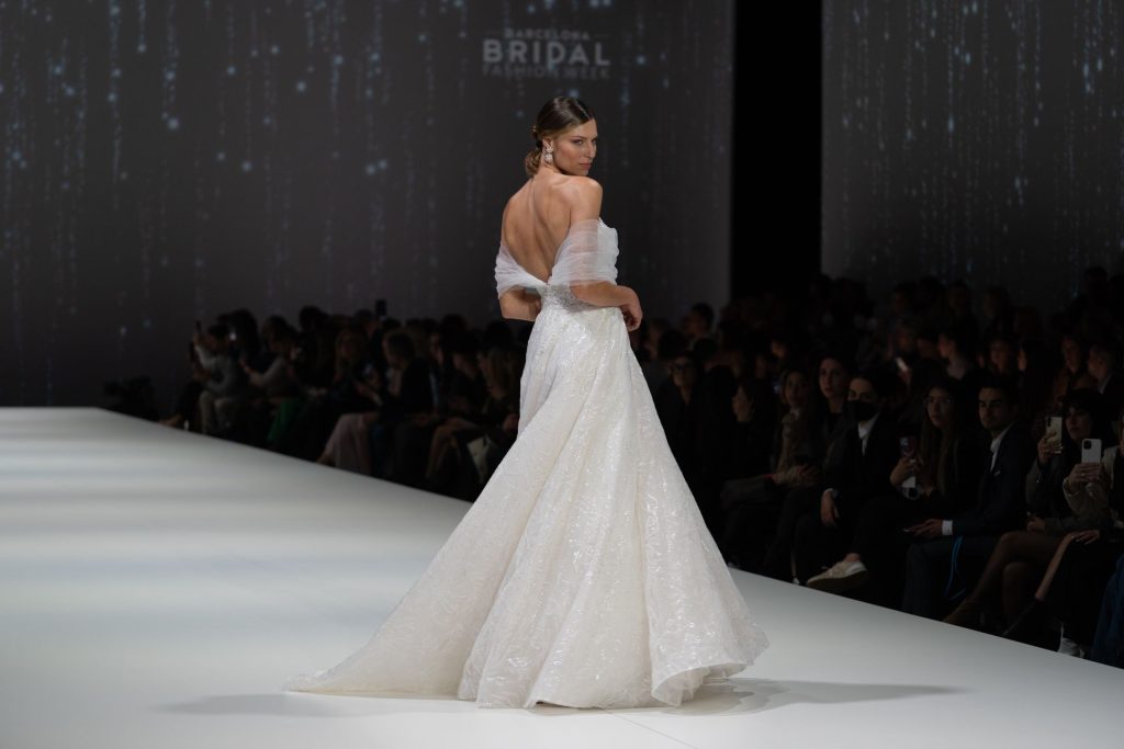 in questa foto una modella alla Barcelona Bridal Week