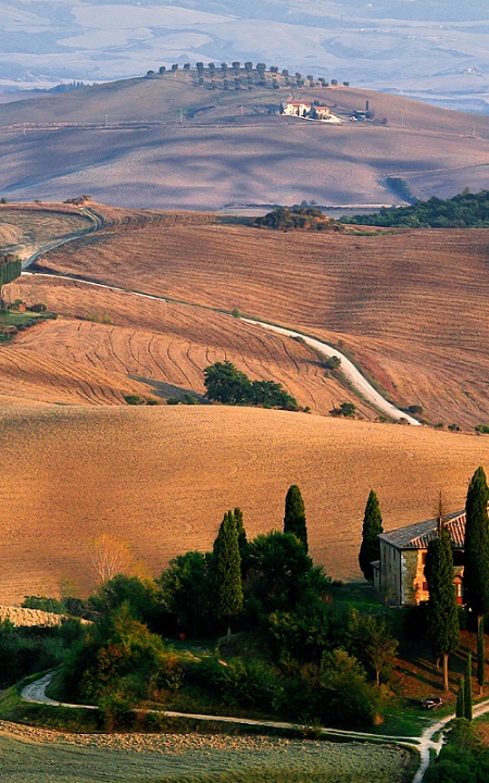 La foto mostra uno scenario naturale della Tuscia, una delle aree più ricche di parchi e meraviglie architettoniche nel Lazio settentrionale.