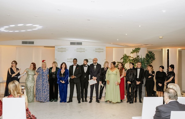 In questa foto si vedono i membri della giuria, nazionale e internazionale, di Italian Wedding Awards 2022.