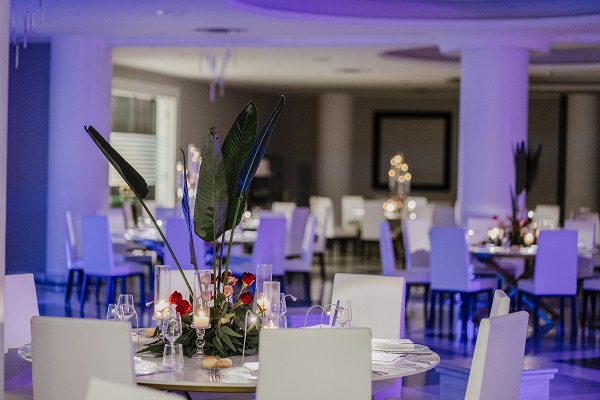 In foto gli allestimenti per Italian Wedding Awards 2022: i tavoli in marmo con luce spot realizzati da Exclusive Catering di Salerno e le decorazioni floreali di Finesse Eventi e Ricca Event.