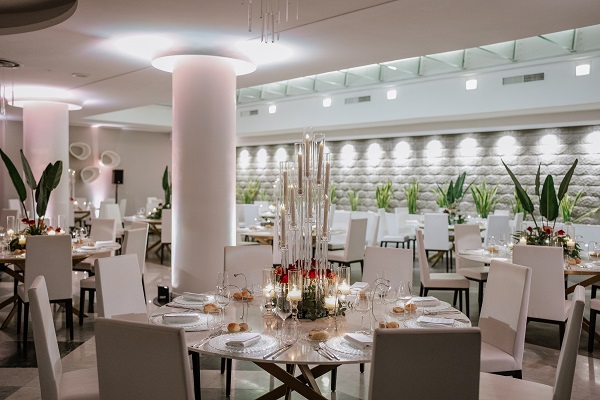 In foto gli allestimenti per Italian Wedding Awards 2022: i tavoli in marmo con luce spot realizzati da Exclusive Catering di Salerno e le decorazioni floreali di Finesse Eventi e Ricca Event.