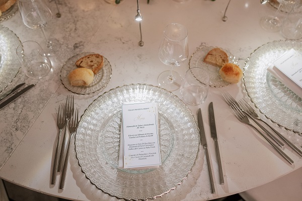 In foto gli allestimenti per Italian Wedding Awards 2022: i tavoli in marmo con luce spot realizzati da Exclusive Catering di Salerno e le decorazioni floreali di Finesse Eventi e Ricca Event.