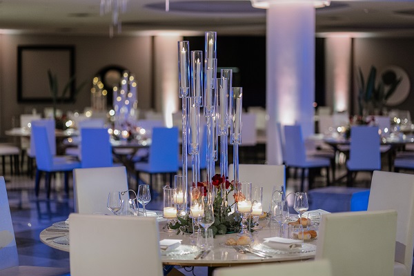 In foto gli allestimenti per Italian Wedding Awards 2022: i tavoli in marmo con luce spot realizzati da Exclusive Catering di Salerno e le decorazioni floreali di Finesse Eventi e Ricca Event.