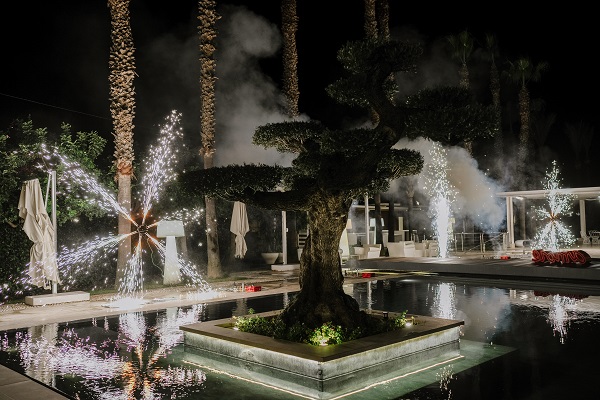 In foto lo show di fuochi d'artificio durante IWA 2022 a Paestum