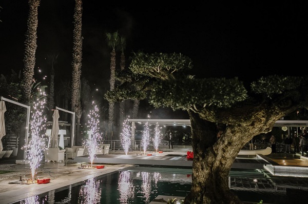 In foto il momento dei fuochi a bordo piscina durante Italian Wedding Awards 2022