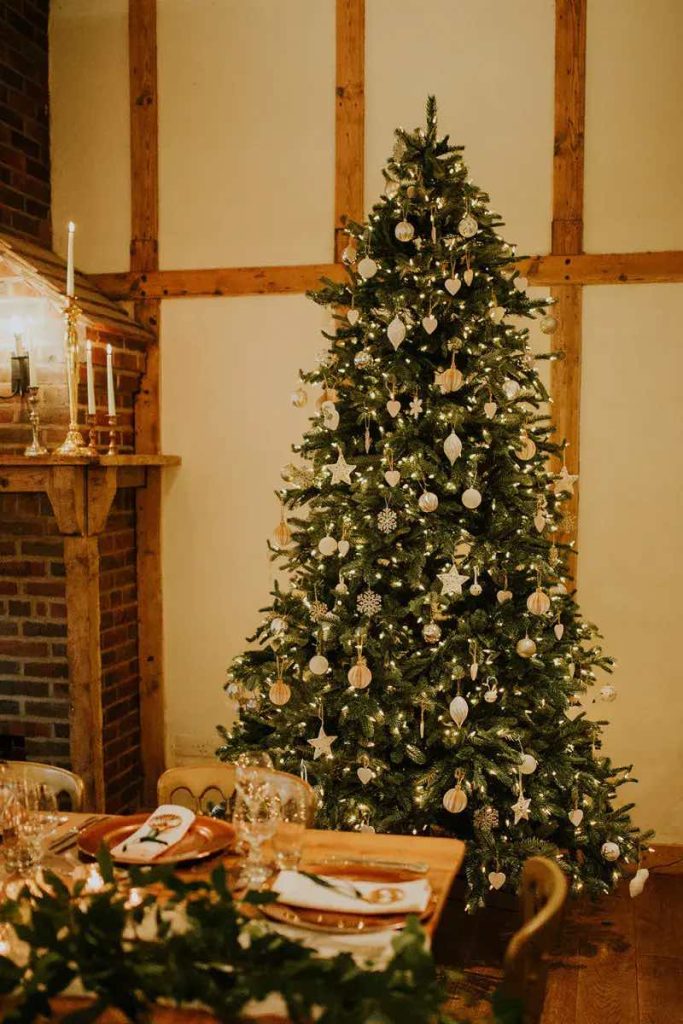 In questa foto un albero di Natale per decorare la sala di un matrimonio