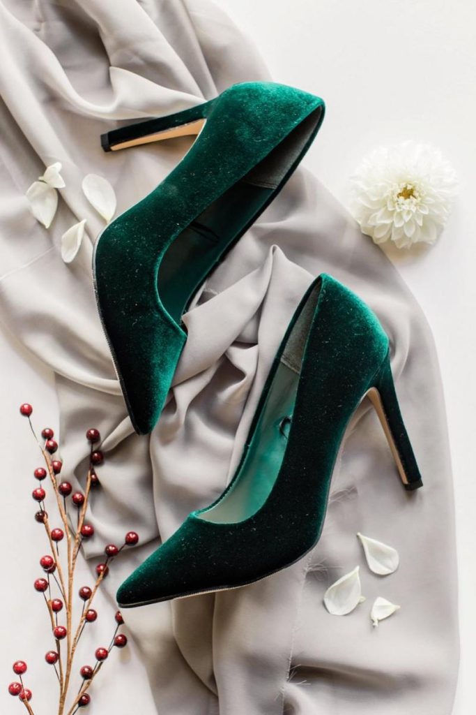 In questa foto scarpe da sposa a Natale a punta di velluto di colore verde