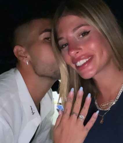 In questa foto Chiara Nasti mostra l'anello di fidanzamento ricevuto dal compagno Mattia Zaccagni durante la proposta di matrimonio