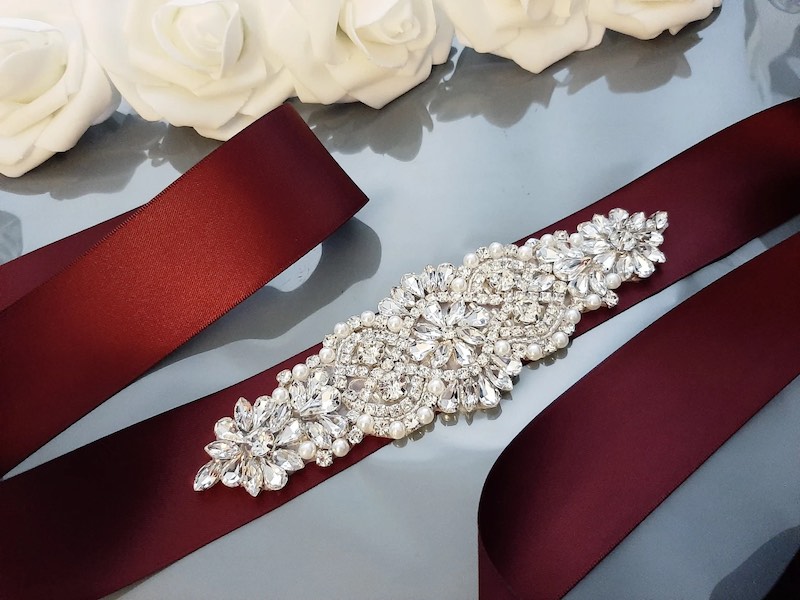 In questa foto una cintura da sposa di colore rosso con strass e perle