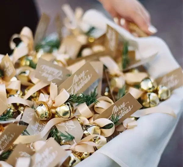 In questa foto escort card per matrimonio natalizio legate a Chiama Angeli dorati